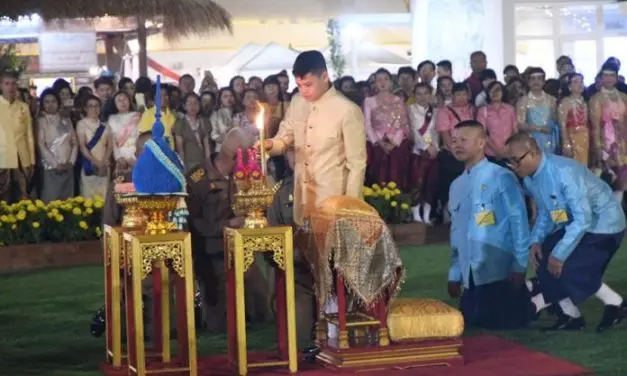 ‘พระองค์ที’ ฉลองพระองค์ชุดไทยราชปะแตน เสด็จเยี่ยมชมงานอุ่นไอรักฯ