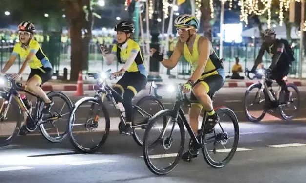 สมเด็จพระเจ้าอยู่หัว ทรงจักรยานนำขบวน ‘Bike อุ่นไอรัก’ ครั้งที่ 2