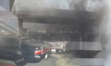 เกิดเหตุระทึกไฟไหม้อาคารจอดรถ ทบ. เผยเสียหายหลายคัน กำลังพลโกลาหลแห่เคลื่อนย้ายรถ