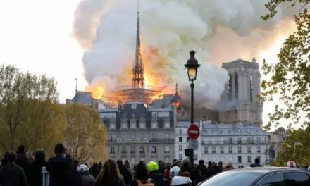 ไฟไหม้มหาวิหารนอตเทรอดาม กลางกรุงปารีส เปลวเพลิงโหม-ควันพุ่ง