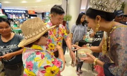 จัดเทศกาลสงกรานต์คึกคัก ห้างดังโคราช ขนสาวงาม แต่งชุดไทยรดน้ำให้ประชาชนสร้างสีสันเทศกาลสงกรานต์แบบไทยๆ