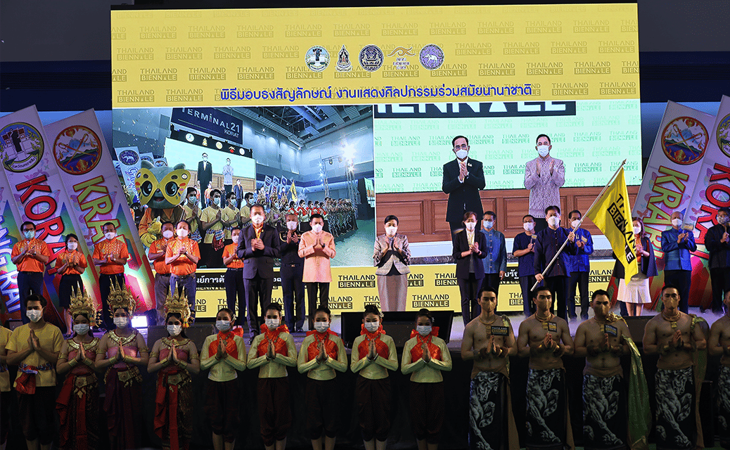 นายกรัฐมนตรี เป็นประธานในพิธีมอบธงสัญลักษณ์ให้จังหวัดเชียงรายเป็นเจ้าภาพจัดงานมหกรรมศิลปะนานาชาติ ครั้งที่ 3 Thailand Biennale, Chiang Rai 2023 ผ่านสื่ออิเล็กทรอนิกส์ วธ.เผยการจัดงานครั้งที่ 2 ที่โคราช