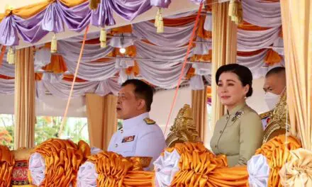 พระบาทสมเด็จพระเจ้าอยู่หัว และสมเด็จพระนางเจ้า ฯ พระบรมราชินี เสด็จพระราชดำเนินโดยรถยนต์พระที่นั่ง จากพระที่นั่งอัมพรสถาน พระราชวังดุสิต ไปในการพระราชพิธีจรดพระนังคัลแรกนาขวัญ พุทธศักราช ๒๕๖๗ ณ มณฑลพิธีท้องสนามหลวง