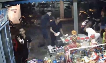 เปิดโฉมหน้า 4 ชายฉกรรจ์ ก่อเหตุรุมทำร้ายกลุ่มคนที่นั่งอยู่หน้าร้านโชห่วย/สมุทรสาคร