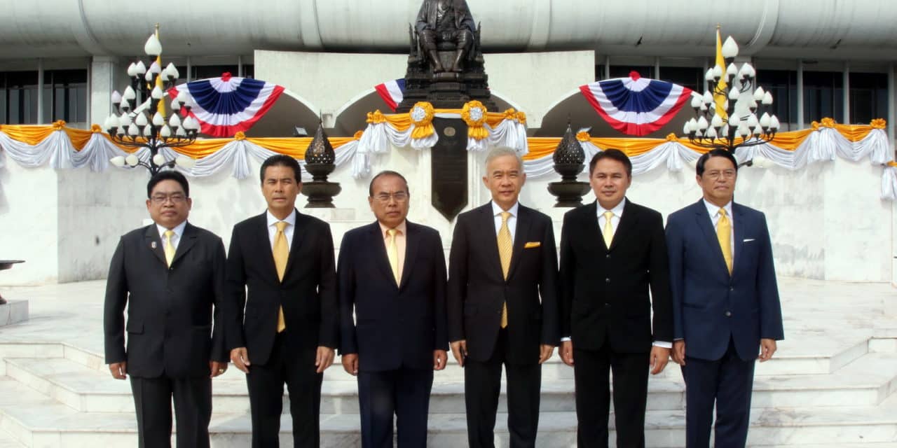 ชพน.ร่วมวางพานพุ่มดอกไม้ ถวายบังคม พระบรมราชานุสาวรีย์ ร.7 หน้าอาคารรัฐสภา