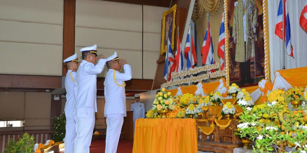 พสกนิกรชาว จังหวัดปัตตานี ร่วมพีธีทำบุญตักบาตร ถวายเป็นพระราชกุศล เนื่องในวันพระราชสมภพ บาทสมเด็จพระปรมินมหาภูมิพลอดุลยเดช บรมนาถพิตร