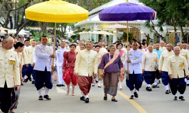 สมเด็จพระเจ้าอยู่หัว เสด็จฯเปิดงานอุ่นไอรัก ครั้งที่ 2