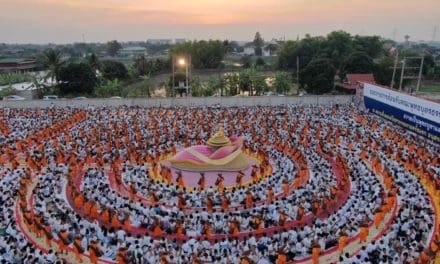 ประชาชนนับหมื่นต้อนรับพระธรรมยาตรา ณ อนุสรณ์สถานแห่งที่ 5 เส้นทางพระผู้ปราบมาร