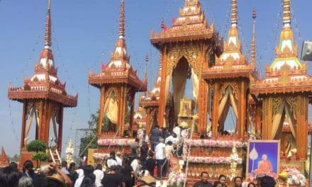 ประชาชนเดินทางมาวางดอกไม้จันทร์ สรีระ(จำลอง) พระเทพวิทยาคม (หลวงพ่อคูณ ปริสุทฺโธ) ที่เมรุจำลอง วัดบ้านไร่ อย่างเนื่องแน่