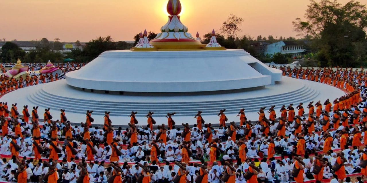 พุทธประเพณี!ชาวนครปฐมตักบาตรพระนับพันรูป-ต้อนรับพระธรรมยาตรา
