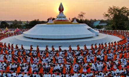 พุทธประเพณี!ชาวนครปฐมตักบาตรพระนับพันรูป-ต้อนรับพระธรรมยาตรา