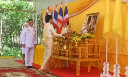 “ร.10” มีพระราชกระแสชมเชย สาวจิตอาสาใจกุศล ตระเวนอาบน้ำให้สุนัขในวัด