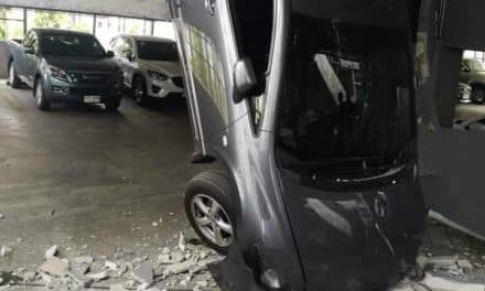 สาวขับเก๋งขึ้นอาคารจอดรถ ชนกำแพงพุ่งตกหัวทิ่ม