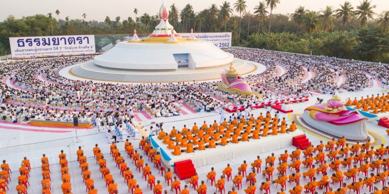 ชาวทรงคนอง สามพรานตักบาตรพระพันรูปในโครงการธรรมยาตรา “รักษ์บวร รักษ์ศีล5”