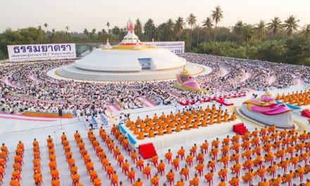 ชาวทรงคนอง สามพรานตักบาตรพระพันรูปในโครงการธรรมยาตรา “รักษ์บวร รักษ์ศีล5”