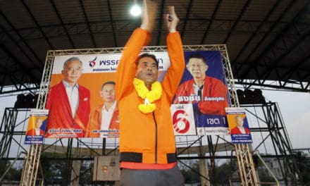 ชพน. เทวัญ ลิปตพัลลภและ นพ.วรรณรัตน์ ชาญนุกูล ที่ปรึกษาพรรค ช่วยผู้สมัคร.นายธงชัย ลืออดุลย์ ผู้สมัคร ส.ส.เขต1 เบอร์6