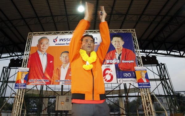 ชพน. เทวัญ ลิปตพัลลภและ นพ.วรรณรัตน์ ชาญนุกูล ที่ปรึกษาพรรค ช่วยผู้สมัคร.นายธงชัย ลืออดุลย์ ผู้สมัคร ส.ส.เขต1 เบอร์6