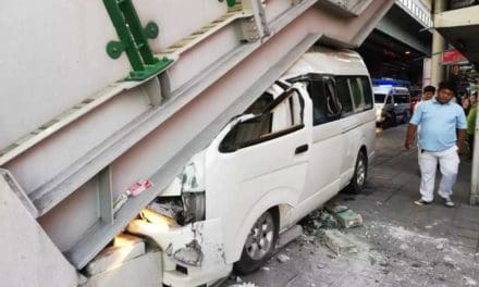 คนขับรถตู้หลับใน พุ่งชนบันได BTS อุดมสุข เจ็บ 1 ราย