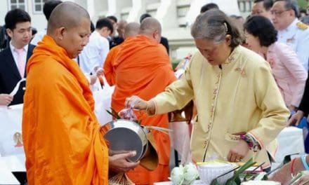 สมเด็จพระเทพรัตนราชสุดาฯ สยามบรมราชกุมารี เสด็จพระราชดำเนินไปทรงบาตร เนื่องในวันครบรอบ ๑๐๒ ปีแห่งการสถาปนาจุฬาลงกรณ์มหาวิทยาลัย