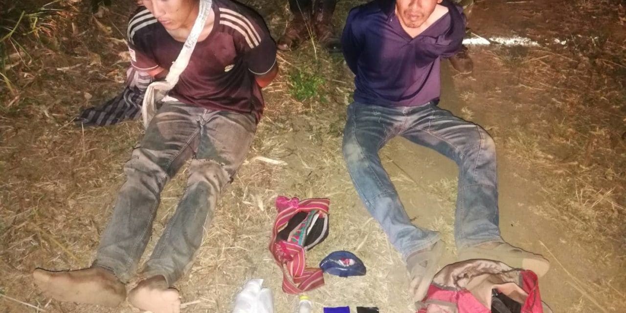 ทหารกองกำลังผาเมืองจับชายสองคน ซุกเฮโรอีนยาบ้าในกระเป๋าย่าม