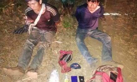 ทหารกองกำลังผาเมืองจับชายสองคน ซุกเฮโรอีนยาบ้าในกระเป๋าย่าม