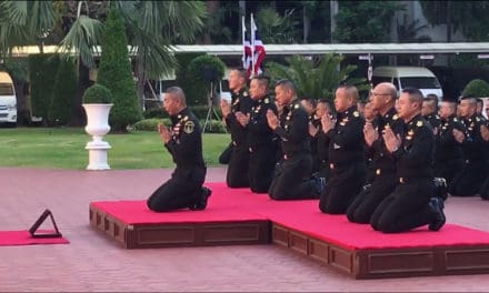 ผบ.ทบ. นำนายทหารระดับสูง 800 นาย กล่าวคำปฏิญาณปกป้องกษัตริย์ และศักดิ์ศรีทหาร