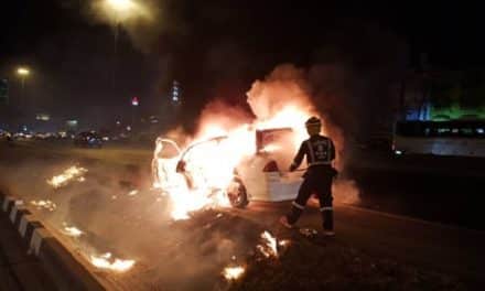 เพลิงไหม้รถเก๋ง หน้ามหาวิทยาลัยธรรมศาสตร์ ศูนย์รังสิต ถ.พหลโยธิน คนขับตั้งสติได้ทัน ไม่ได้รับบาดเจ็บ