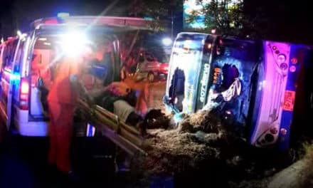 44ชีวิตกรี๊ดลั่น! โชเฟอร์หลับใน รถทัวร์พุ่งตกข้างทางคว่ำ ผู้โดยสารเจ็บเกลื่อนถนน