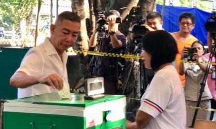 “บิ๊กแดง”สวมชุดขาวลงคะแนน บอกสดชื่นหลังฟัง พระบรมราโชวาทเมื่อคืน