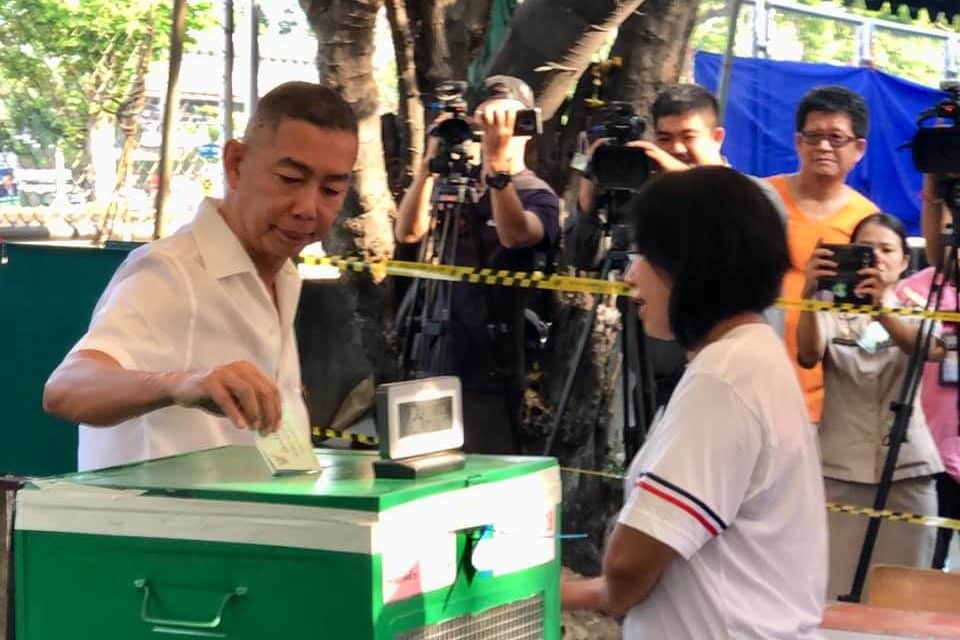 “บิ๊กแดง”สวมชุดขาวลงคะแนน บอกสดชื่นหลังฟัง พระบรมราโชวาทเมื่อคืน