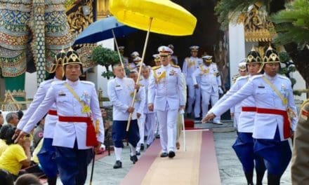 สมเด็จพระเจ้าอยู่หัว เสด็จฯ ทรงเปลี่ยนเครื่องทรงฤดูร้อน พระแก้วมรกต