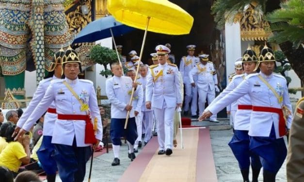 สมเด็จพระเจ้าอยู่หัว เสด็จฯ ทรงเปลี่ยนเครื่องทรงฤดูร้อน พระแก้วมรกต