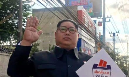 คิม ไทยแลนด์ ขึ้นป้ายชวนคนออกไปเลือกตั้ง 24 มี.ค.62