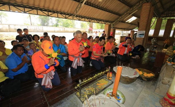 “สุวัจน์” ไหว้พระนอน รำลึกอดีต ขอพรชนะเลือกตั้ง 62