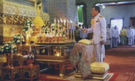สมเด็จพระเจ้าอยู่หัว ทรงกราบถวายบังคม-สรงพระบรมอัฐิ ในการพระราชพิธีสงกรานต์