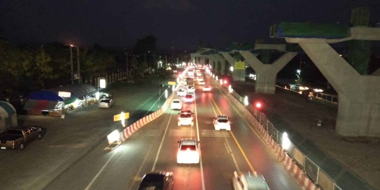 ถนนมิตรภาพโคราช จุดก่อสร้างมอเตอร์เวย์ รถติดยาว เปิดช่องทางพิเศษ 4 กม.เร่งระบายรถ คาดมีรถมากจนถึง 03.00 น.คืนนี้