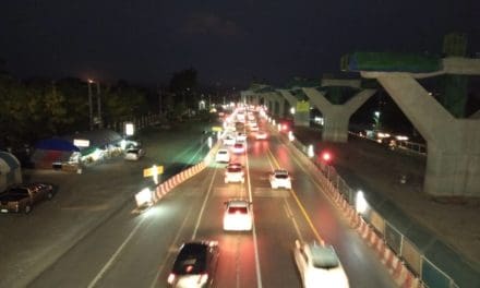 ถนนมิตรภาพโคราช จุดก่อสร้างมอเตอร์เวย์ รถติดยาว เปิดช่องทางพิเศษ 4 กม.เร่งระบายรถ คาดมีรถมากจนถึง 03.00 น.คืนนี้