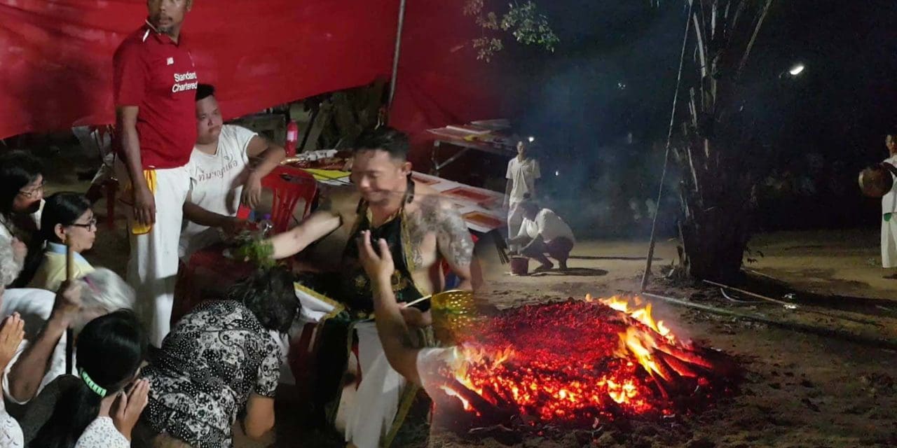 ชาวบัวใหญ่ จัดพิธีลุยไฟชำระล้างสิ่งชั่วร้ายก่อนถึงวันปีใหม่ไทย พร้อมแจกทาน