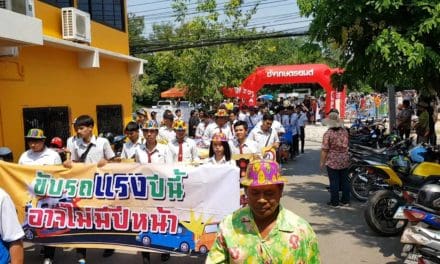 โคราชนำผู้ถูกคุมประพฤติจากการเมาแล้วขับรถ มาเดินรณรงค์โครงการขับรถมีน้ำใจ รักษาวินัยจราจร