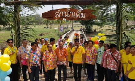 สีสันงานเทศกาลสงกรานต์ชุมพวง ลุงเท้าไฟเต้นสนั่นสะพานไม้ สร้างเสียงฮาทั้งงาน