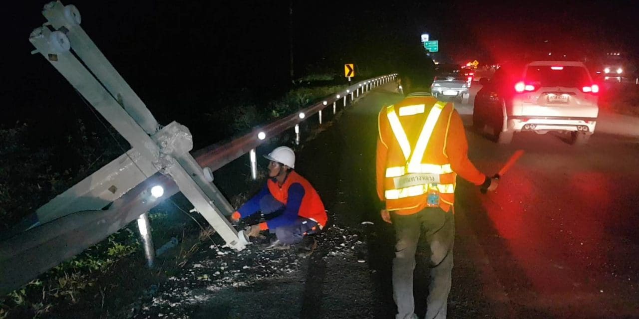 พายุฤดูร้อนพัดกระหน่ำ อ.โนนสูง โคราช  ทำเสาไฟฟ้าล้มนับสิบต้น