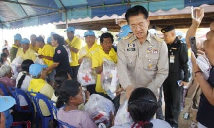 ผู้ว่าโคราช รุดช่วยเหลือ ผู้ประสบวาตภัย หลังถูกพายุฤดูร้อนพัดถล่ม เสียหาย 640 หลังคาเรือน