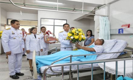 ในหลวงโปรดเกล้าฯ เชิญดอกไม้พระราชทาน มอบแก่กำลังบาดเจ็บ จากเหตุคนร้ายซุ่มยิง