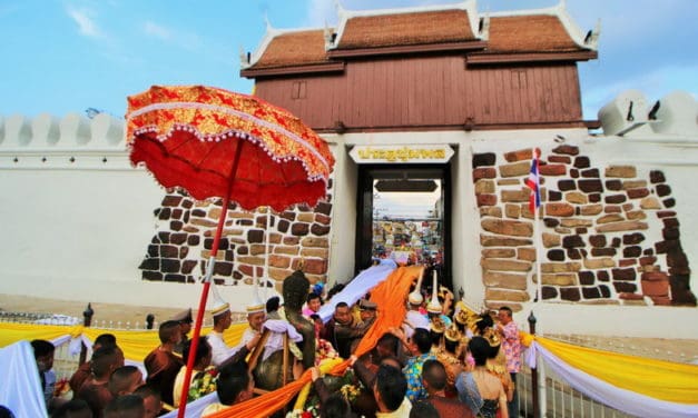 แห่พระคันธารราษฎร์ขอฝนลอดประตูชุมพลสืบทอดประเพณีในเทศกาลสงกรานต์
