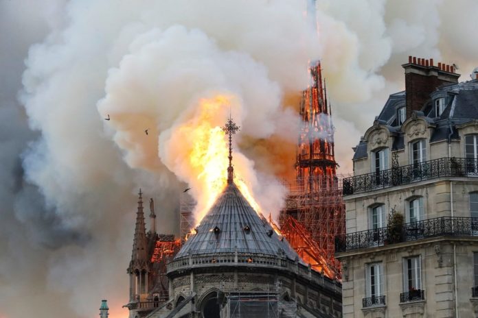เสียขวัญทั้งปารีส ไฟไหม้มหาวิหารนอเทรอดาม ยอดหักต่อหน้าต่อตา