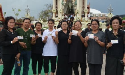 เจ้าภาพงานศพที่โคราช แจกลอตเตอรี่ 600 ใบเป็นของชำร่วยให้ผู้ร่วมพิธีเผา หวังให้ลุ้นโชคใหญ่ 6 ล้านบาท