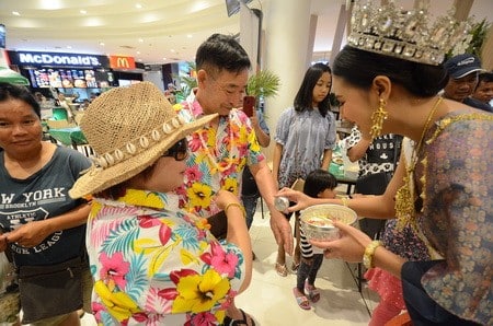 จัดเทศกาลสงกรานต์คึกคัก ห้างดังโคราช ขนสาวงาม แต่งชุดไทยรดน้ำให้ประชาชนสร้างสีสันเทศกาลสงกรานต์แบบไทยๆ