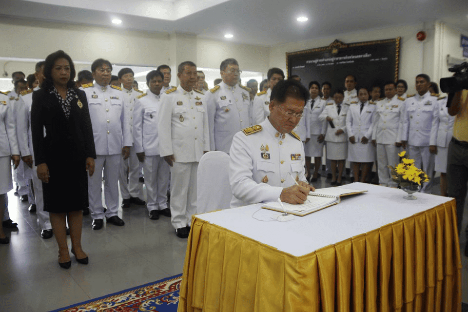 ผู้ว่าโคราชนำส่วนราชการลงนามถวายพระพรชัยมงคล เนื่องในการพระราชพิธีบรมราชาภิเษก