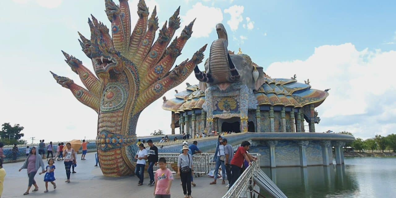 หยุดยาว 3 วัน นักท่องเที่ยวแห่เที่ยววัดบ้านไร่โคราช กราบขอพรหลวงพ่อคูณ