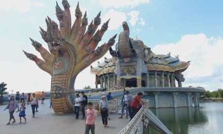 หยุดยาว 3 วัน นักท่องเที่ยวแห่เที่ยววัดบ้านไร่โคราช กราบขอพรหลวงพ่อคูณ